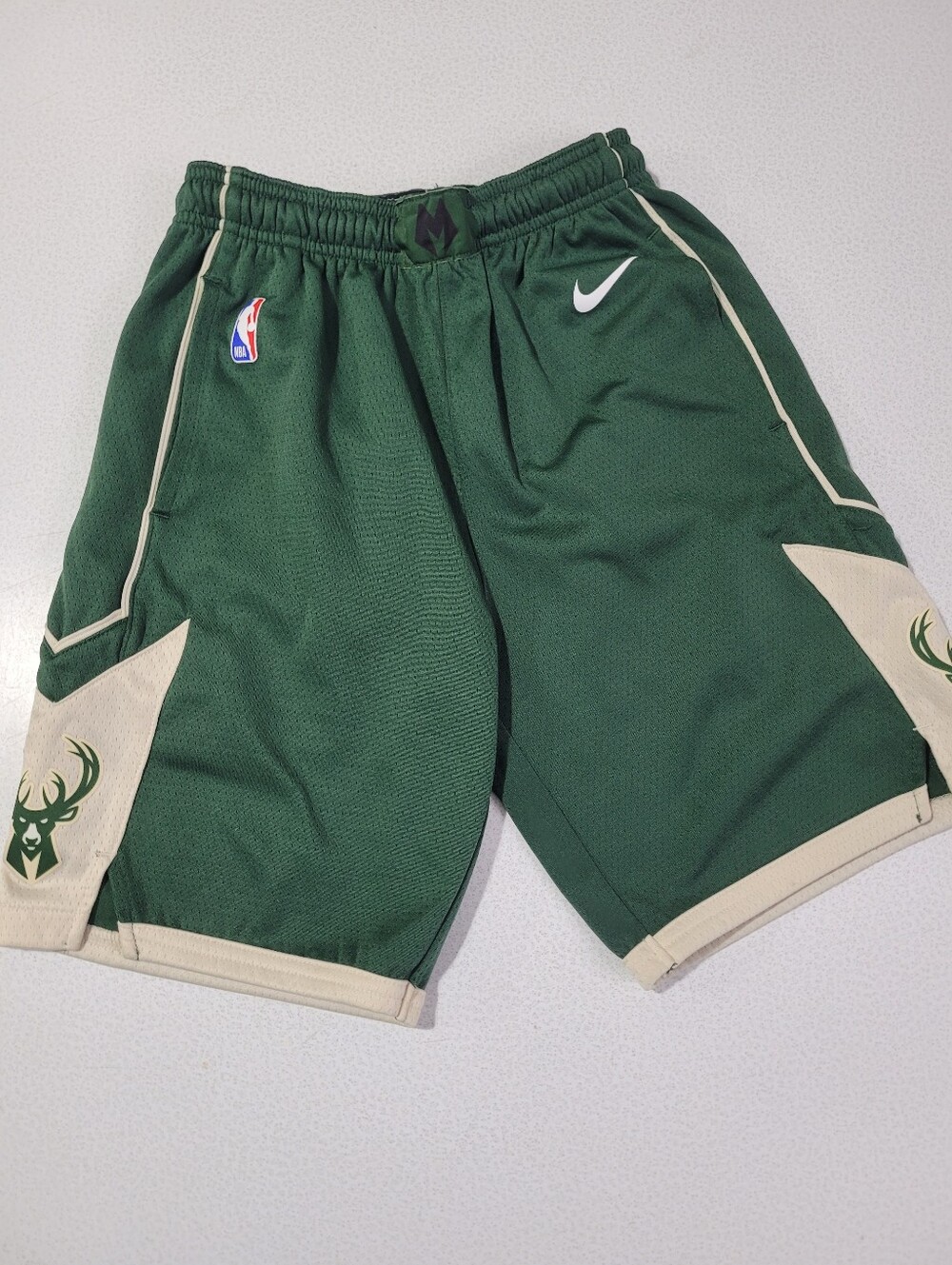 Milwaukee Bucks Shorts Team Nike NBA Basketball Yth M 8-10